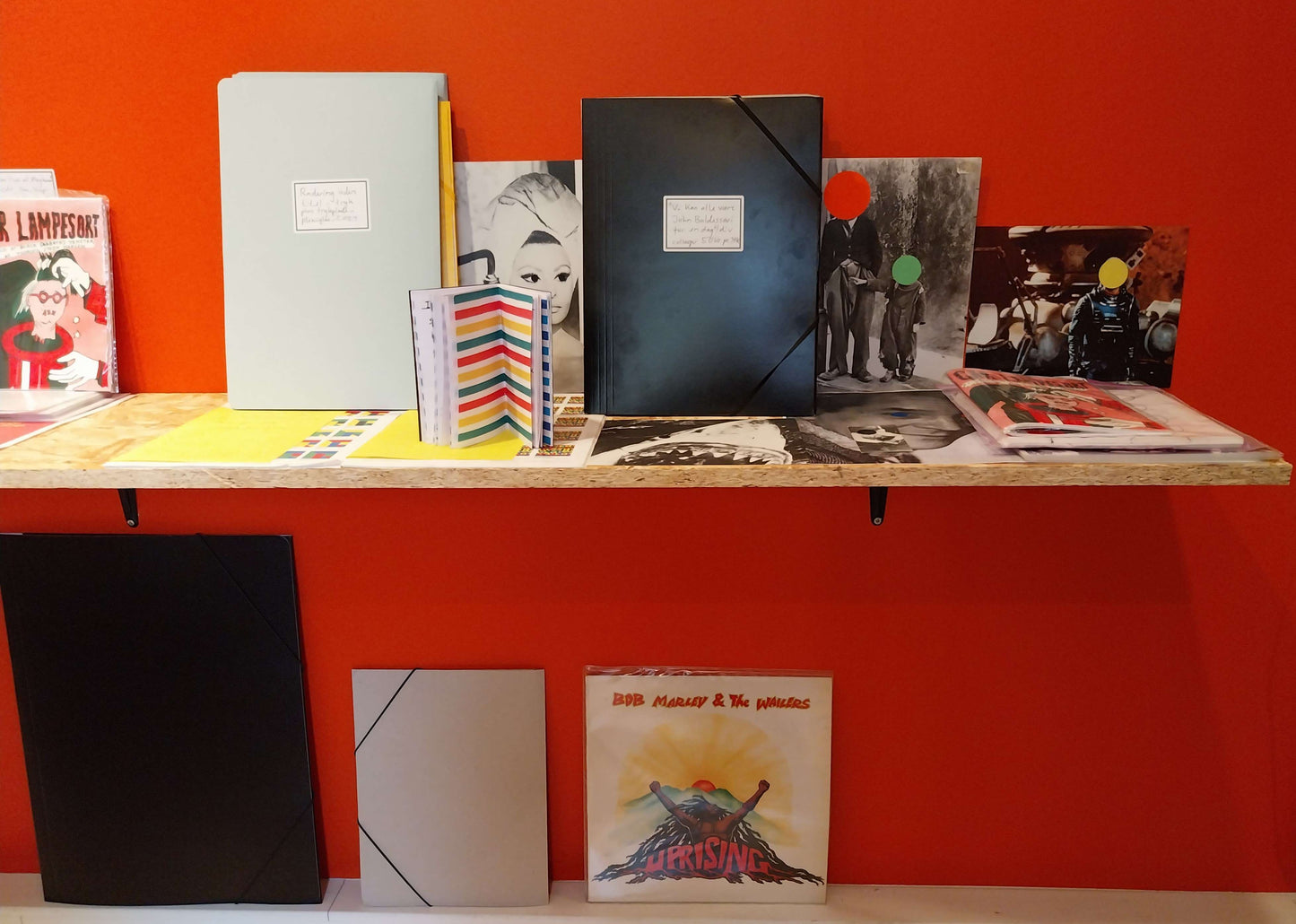 Alt på en hylde - installationsbilleder