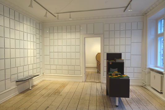 Installationsbillede med værket "Display" - og vægmodifikationen "nie wieder Putzfrau"