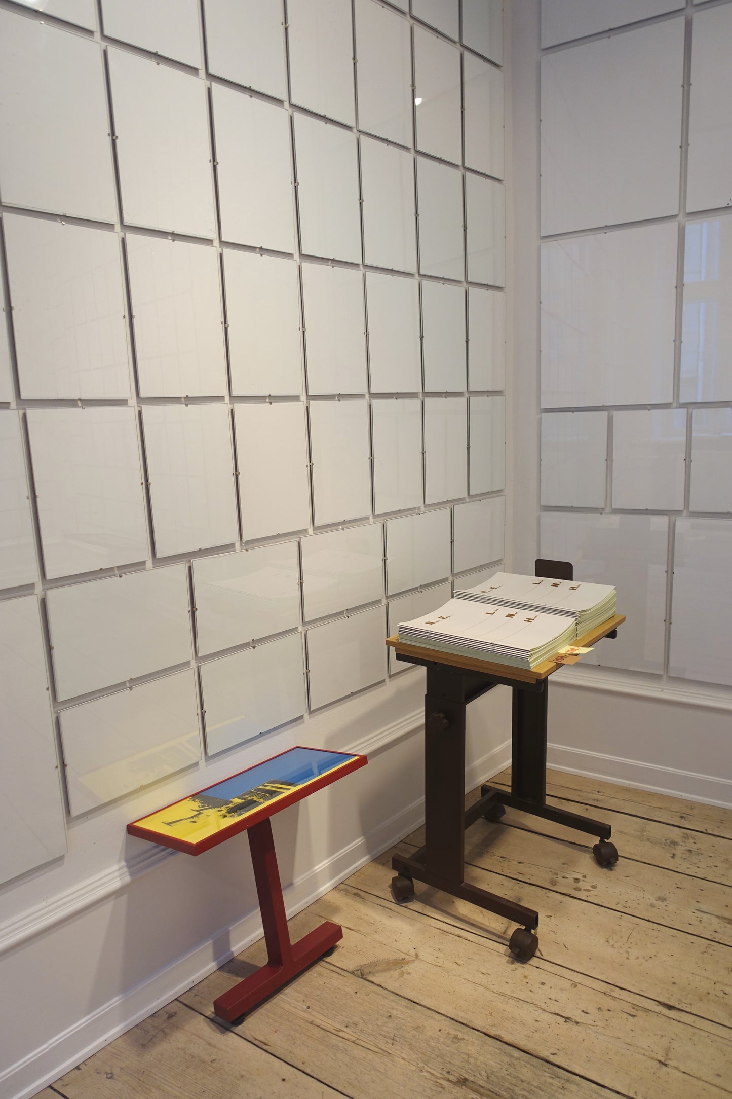 Installationsbillede med værket "Sprungturm" (blå og gul og rød)