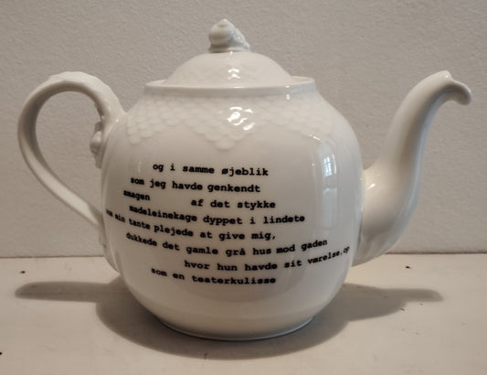 Tekande med lindete på hylde