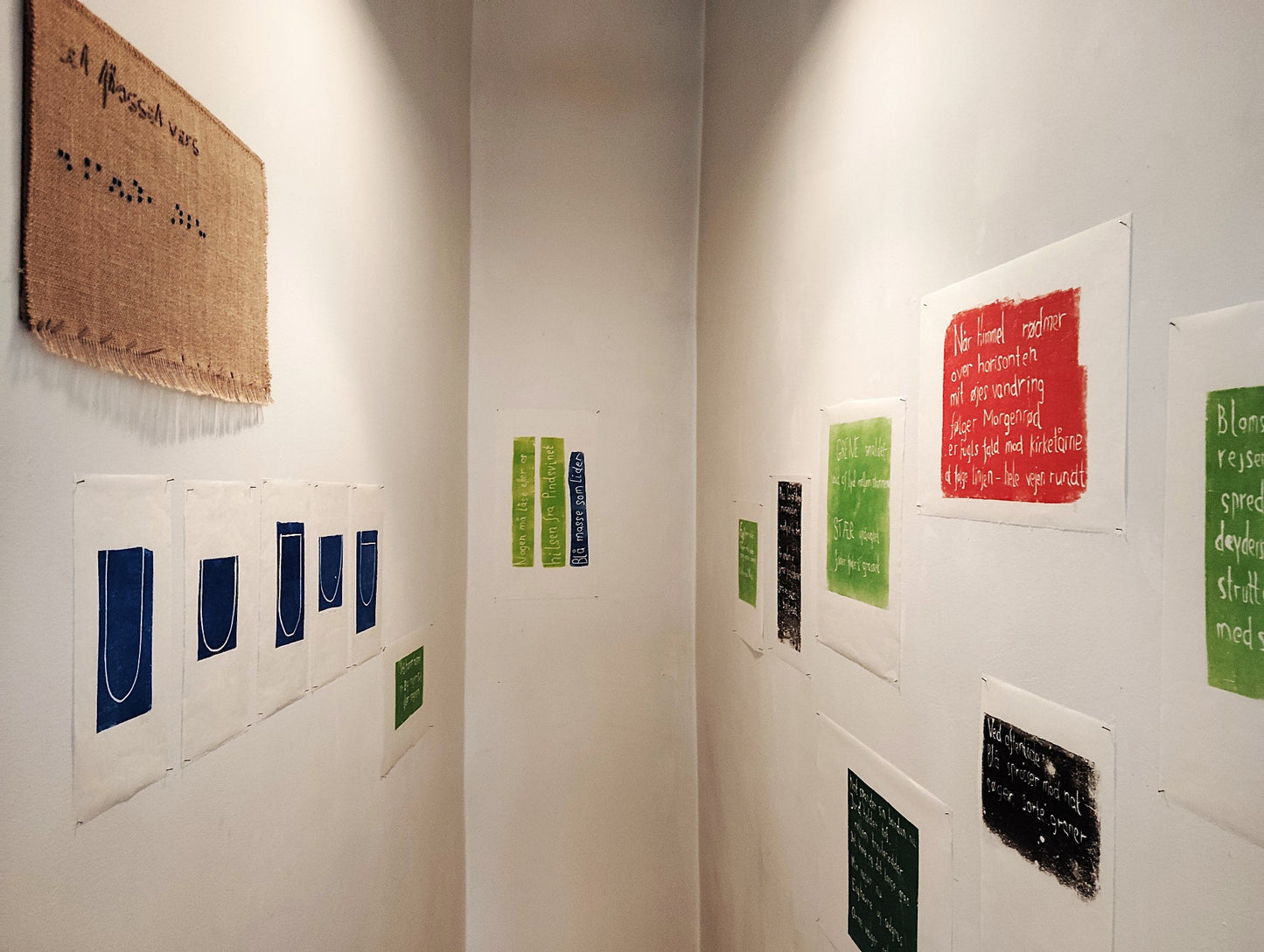 "Tomme lommer" (blå), "I min have" (grøn, sort og rødt)