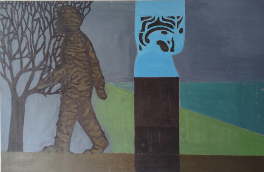 Mand og skulptur ved havet