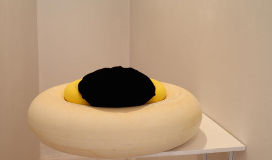 23. ”Biz”, glasfiber, styropor, stof, 2022. Diam. 53 x 19 cm. 22.000 kr.