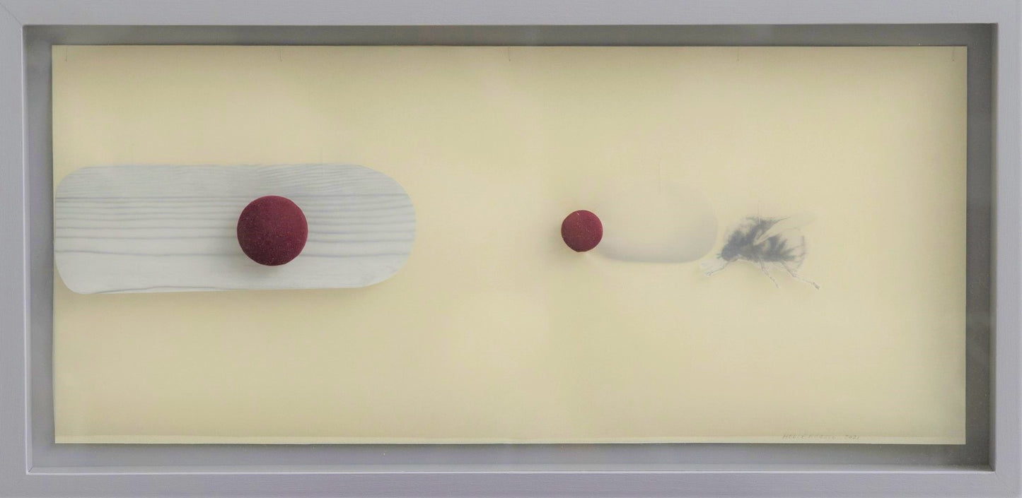 12. Lysegult vægobjekt m. hveps, 2022. 28 x 64 x 7,5 cm. 9.000 kr.