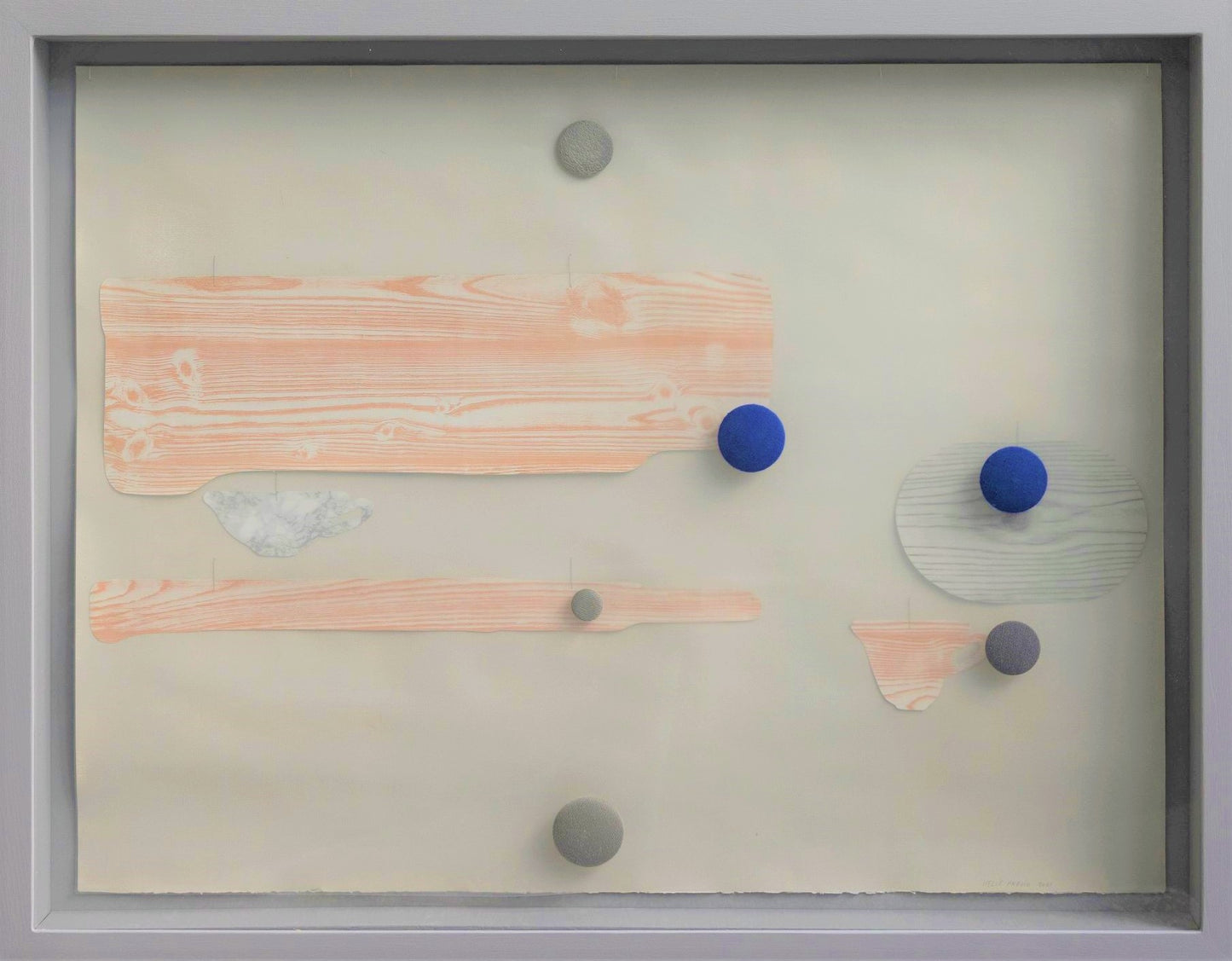 2. Gråt vægobjekt m. Skyer og knapper, 2021. 62 x 93 x 7,5 cm. 12.000 kr