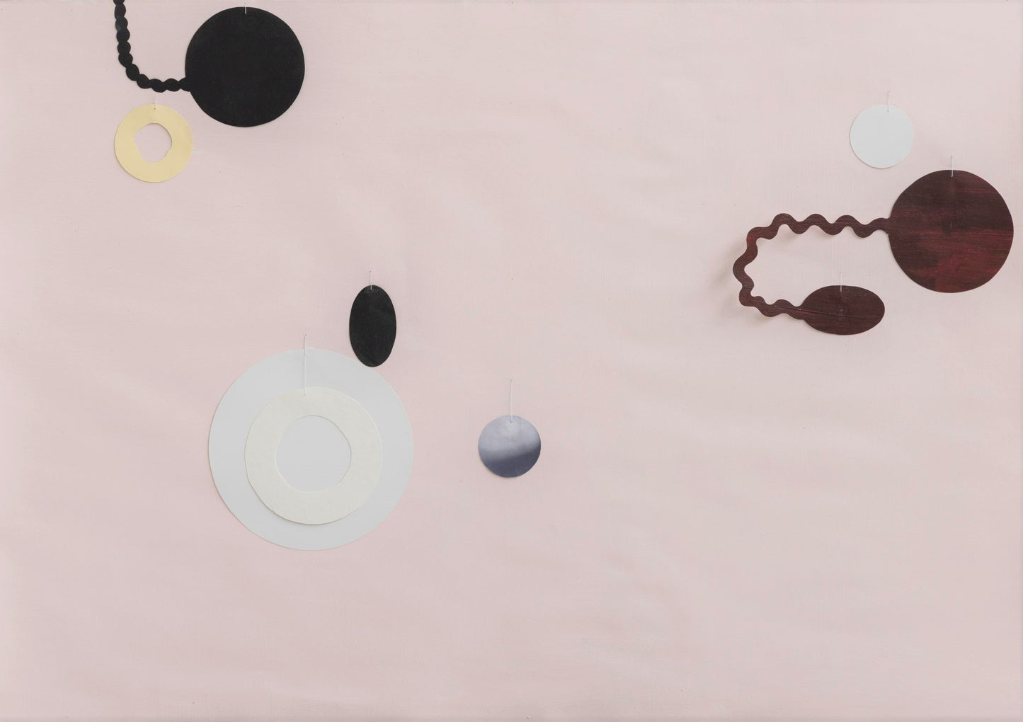 15. Rosa hængecollage med klode. 2020. 70 x 100 cm. 8.000 kr.