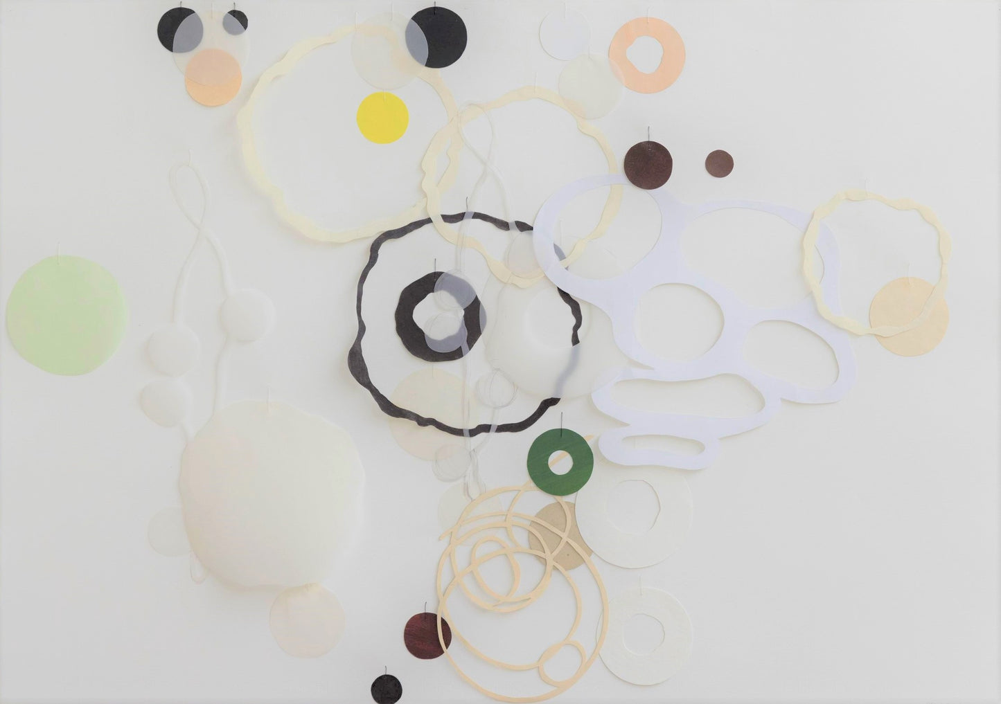 16. Hængecollage med kruseduller. 2020. 70 x 100 cm. 8.000 kr