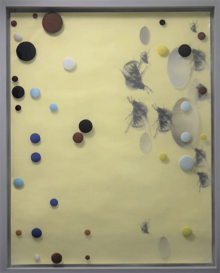 1. Gult vægobjekt m. Hvepse og knapper, 2021. 124 x 98 x 7,5cm. 30.000 kr.