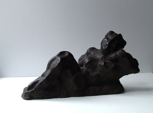 Uden titel (halvliggende figur)