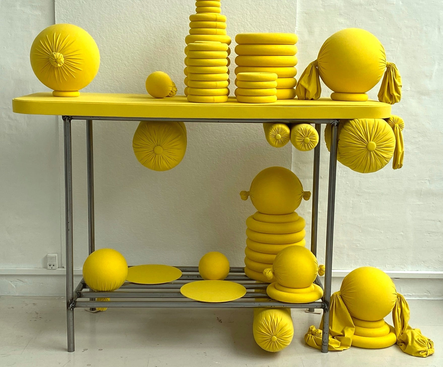 9. ”Taffel”, jernstativ, stryropor, stof, 2021. 158 x 168 x 80 cm. 120.000 kr.