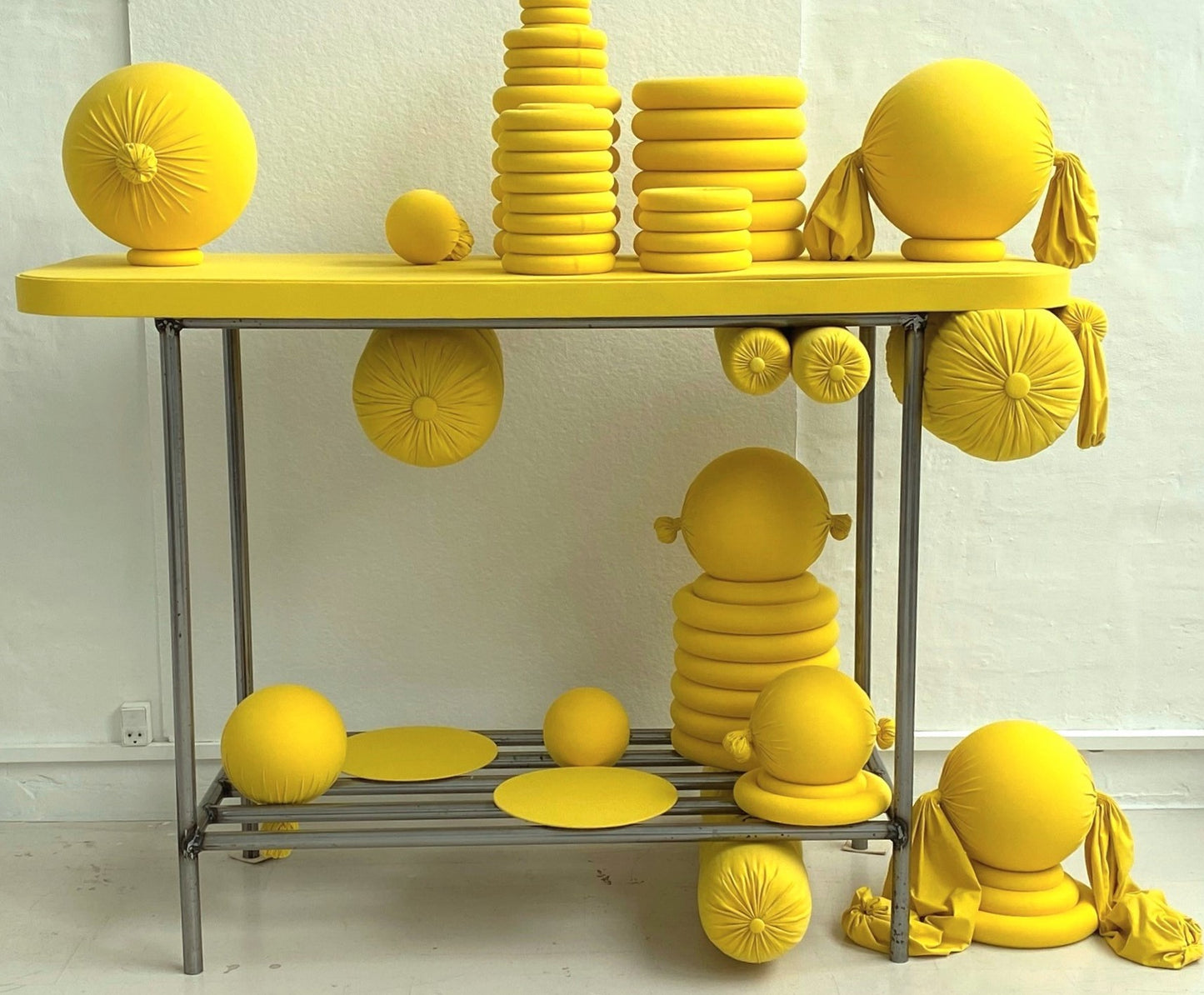 9. ”Taffel”, jernstativ, stryropor, stof, 2021. 158 x 168 x 80 cm. 120.000 kr.