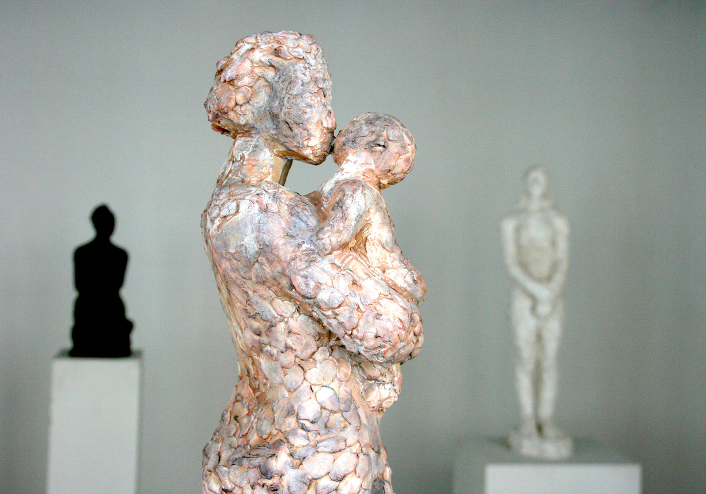 Mor og barn, stående (i forgrunden; detalje)