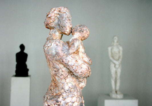 Mor og barn, stående (i forgrunden; detalje)