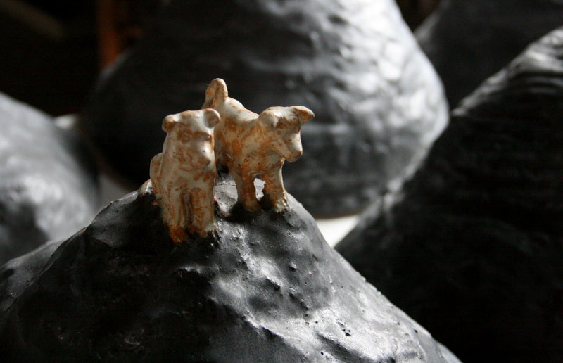 Jordbunke med to hunde (i forgrunden, detalje)