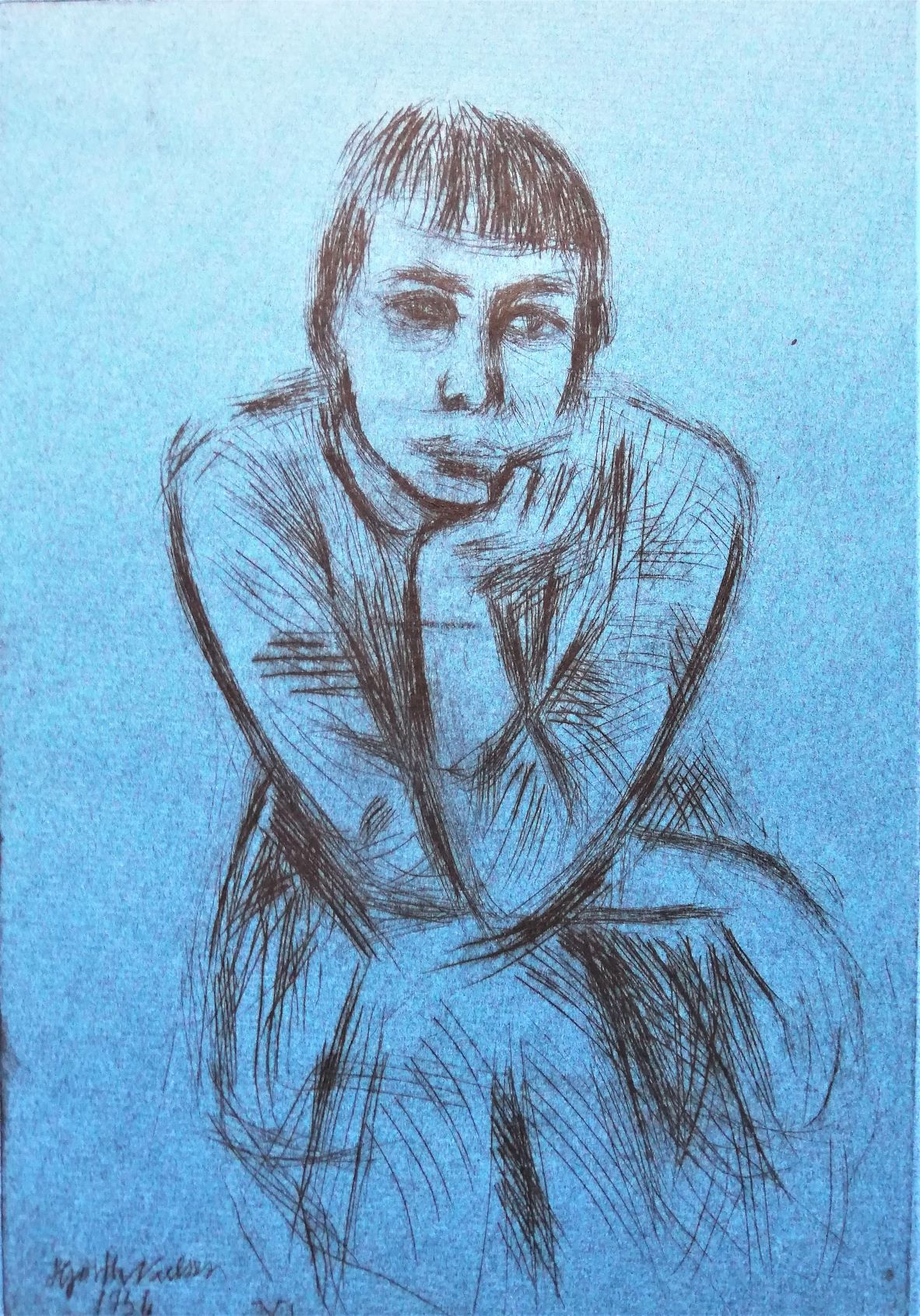 Siddende påklædt kvindelig model med hånden under kinden