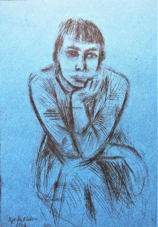 Siddende påklædt kvindelig model med hånden under kinden