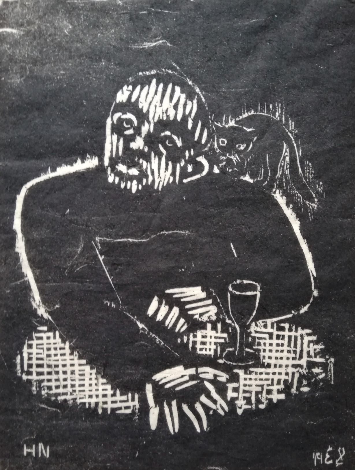 Mand med kat på skulderen