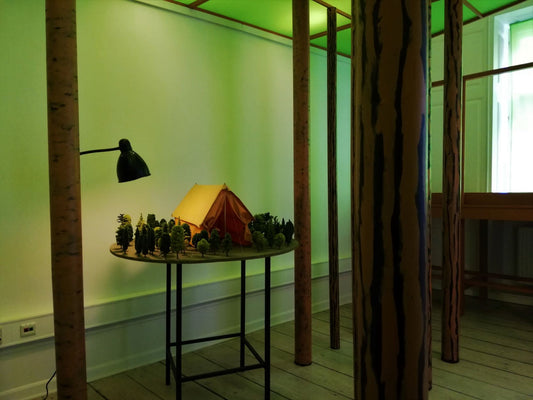 “Ventesals-maleri – Installation til galleriets sidste stue” 2022. Træ, lister, stof, skumgummi, papir og arvede modeljernbanetræer.