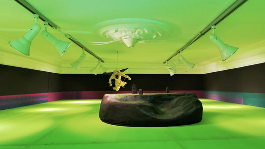 “Ventesals-maleri – Installation til galleriets sidste stue” 2022. Træ, lister, stof, skumgummi, papir og arvede modeljernbanetræer.