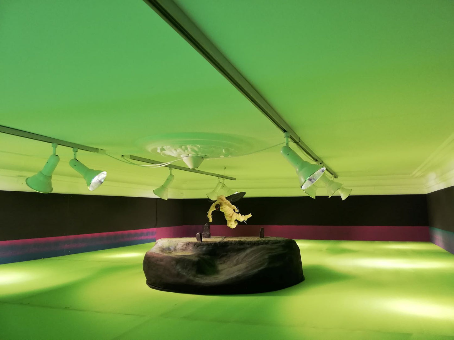 “Ventesals-maleri – Installation til galleriets sidste stue” 2022. Træ, lister, stof, skumgummi, papir og arvede modeljernbanetræer.