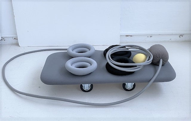 4. ”Slæde”, styropor, skumgummi, stof, krydsfinér, transporthjul, gummislange, 2021. 118 x 66 x 37 cm. 55.000 kr.