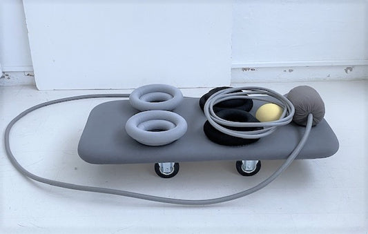 4. ”Slæde”, styropor, skumgummi, stof, krydsfinér, transporthjul, gummislange, 2021. 118 x 66 x 37 cm. 55.000 kr.