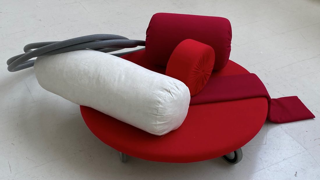 14. ”Puf”, skumgummi, stof, fjerpølle, gummislange, krydsfinér, transport hjul 2021. 134 x 80 x 39 cm. 45.000 kr.