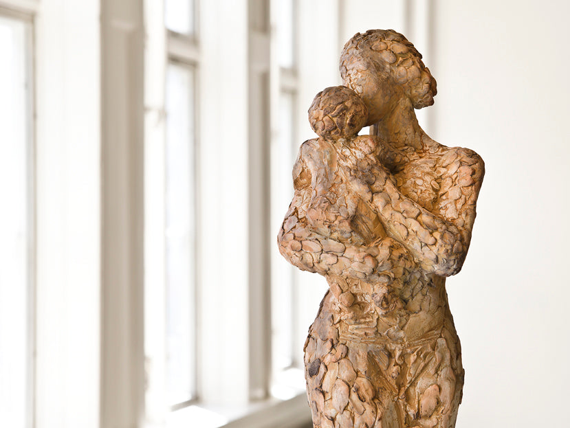 Mor og barn, stående - detalje (foto: Ole Haupt)