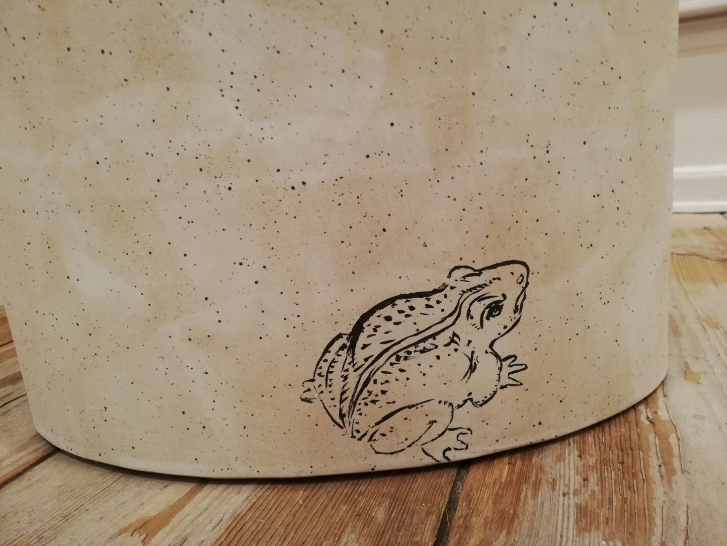 Tudse på stor krukke af Bente Hansen