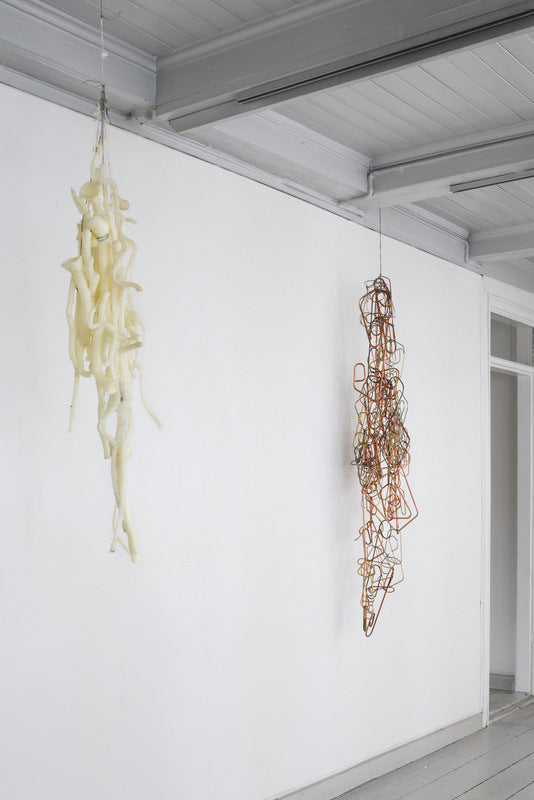 To hængende skulpturer