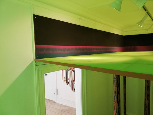 “Ventesals-maleri – Installation til galleriets sidste stue” 2022. Træ, lister, stof, skumgummi, papir og arvede modeljernbanetræer.
